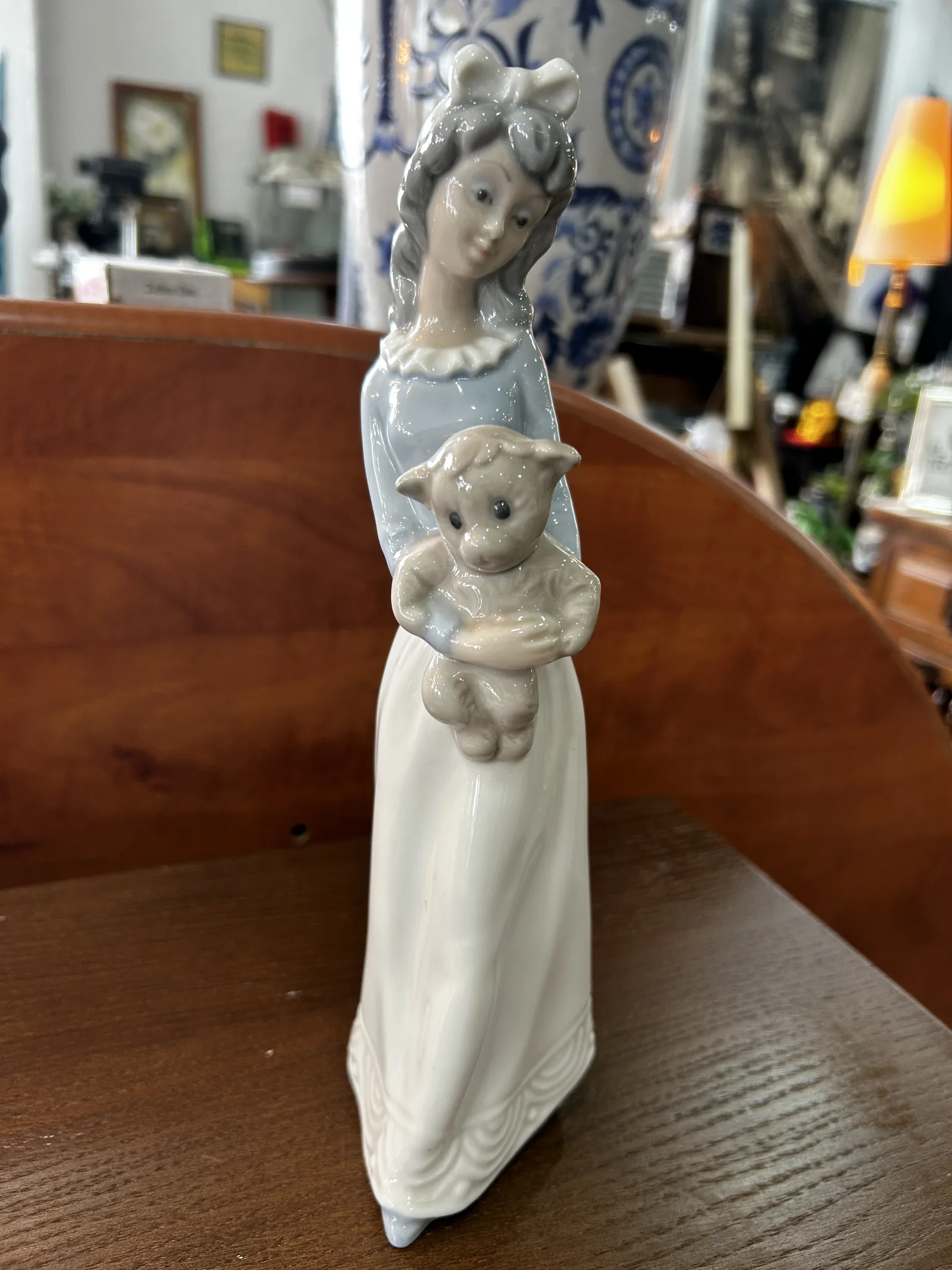 Figura Porcelana TENGRA - Niña con Osito de Peluche - Imagen 2