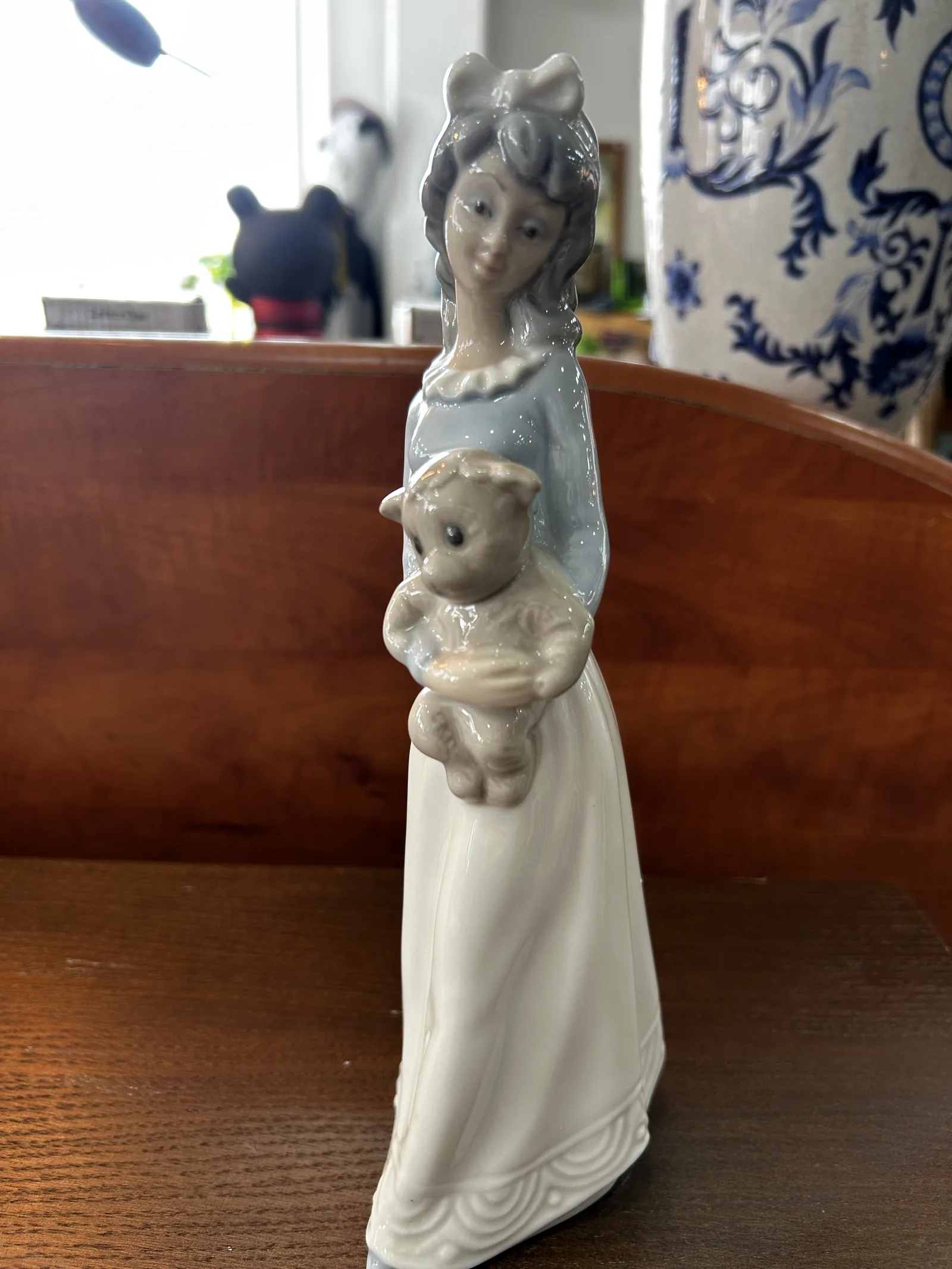 Figura Porcelana TENGRA - Niña con Osito de Peluche