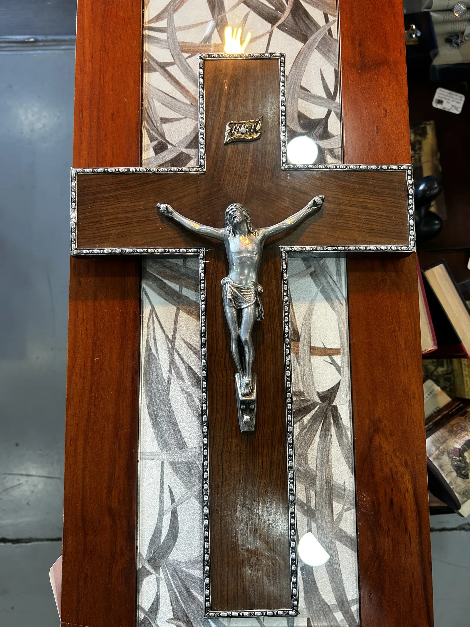 Crucifijo de Pared Antiguo de Madera y Metal - Imagen 10