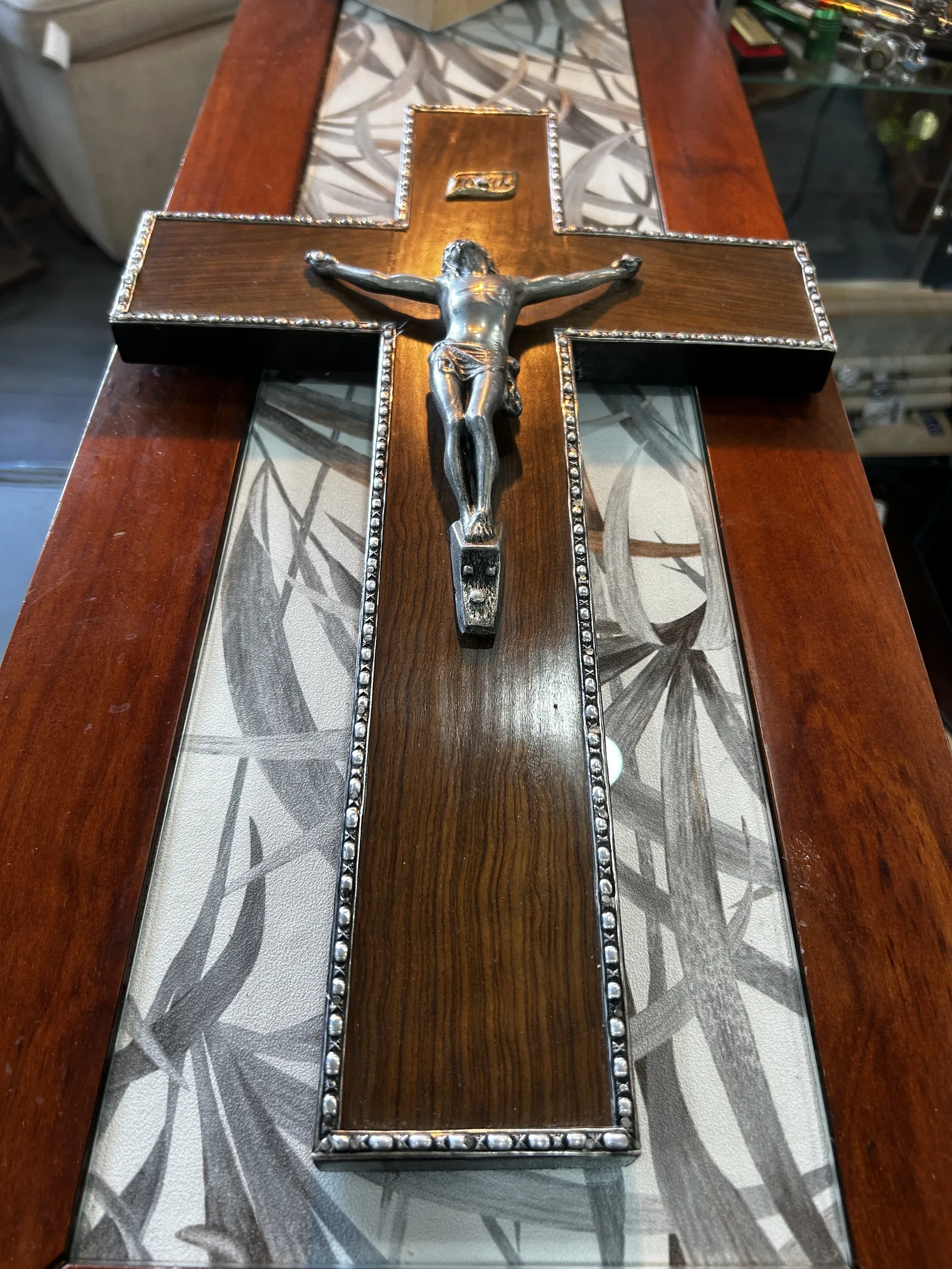 Crucifijo de Pared Antiguo de Madera y Metal - Imagen 3