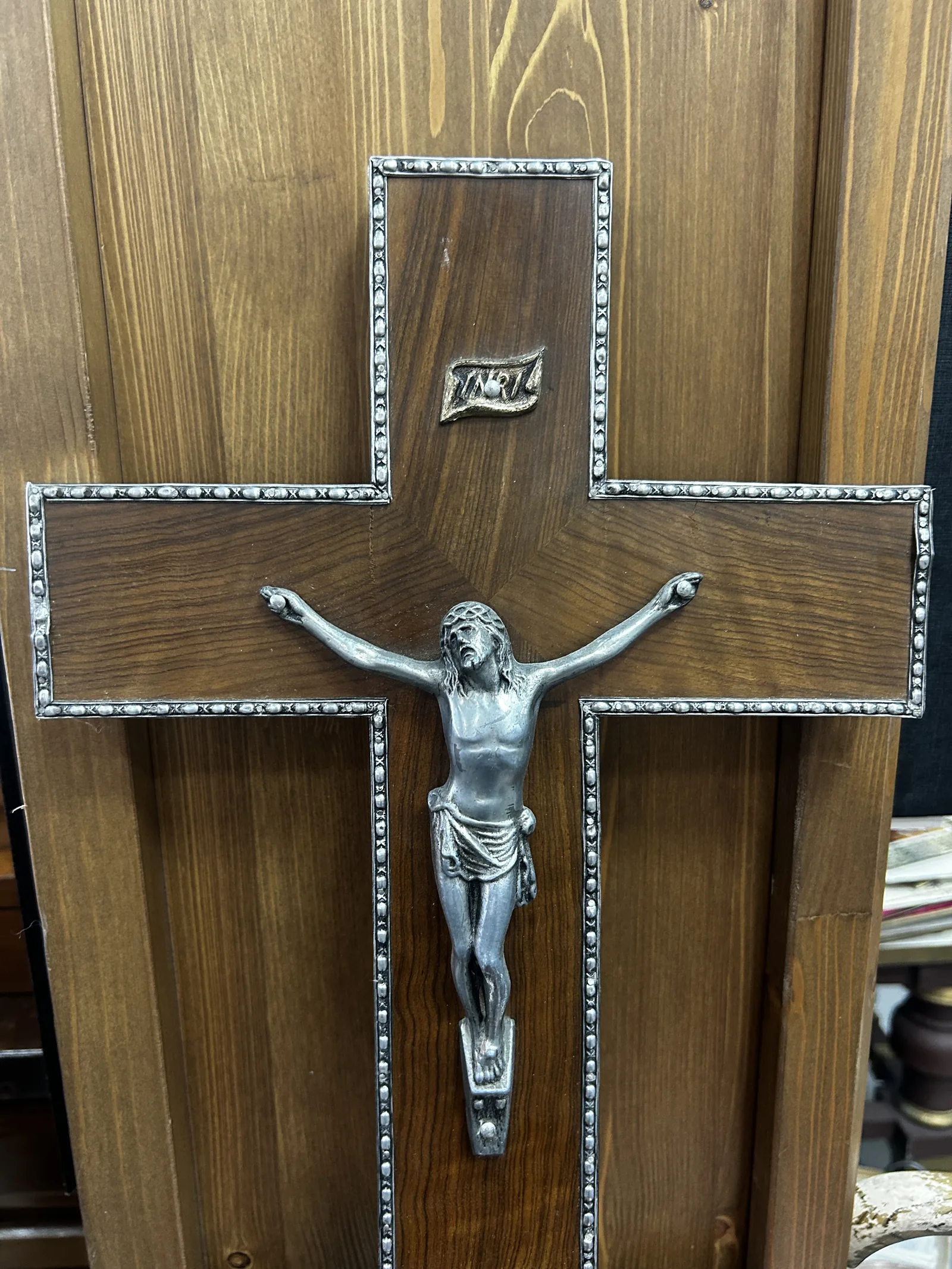 Crucifijo de Pared Antiguo de Madera y Metal - Imagen 6