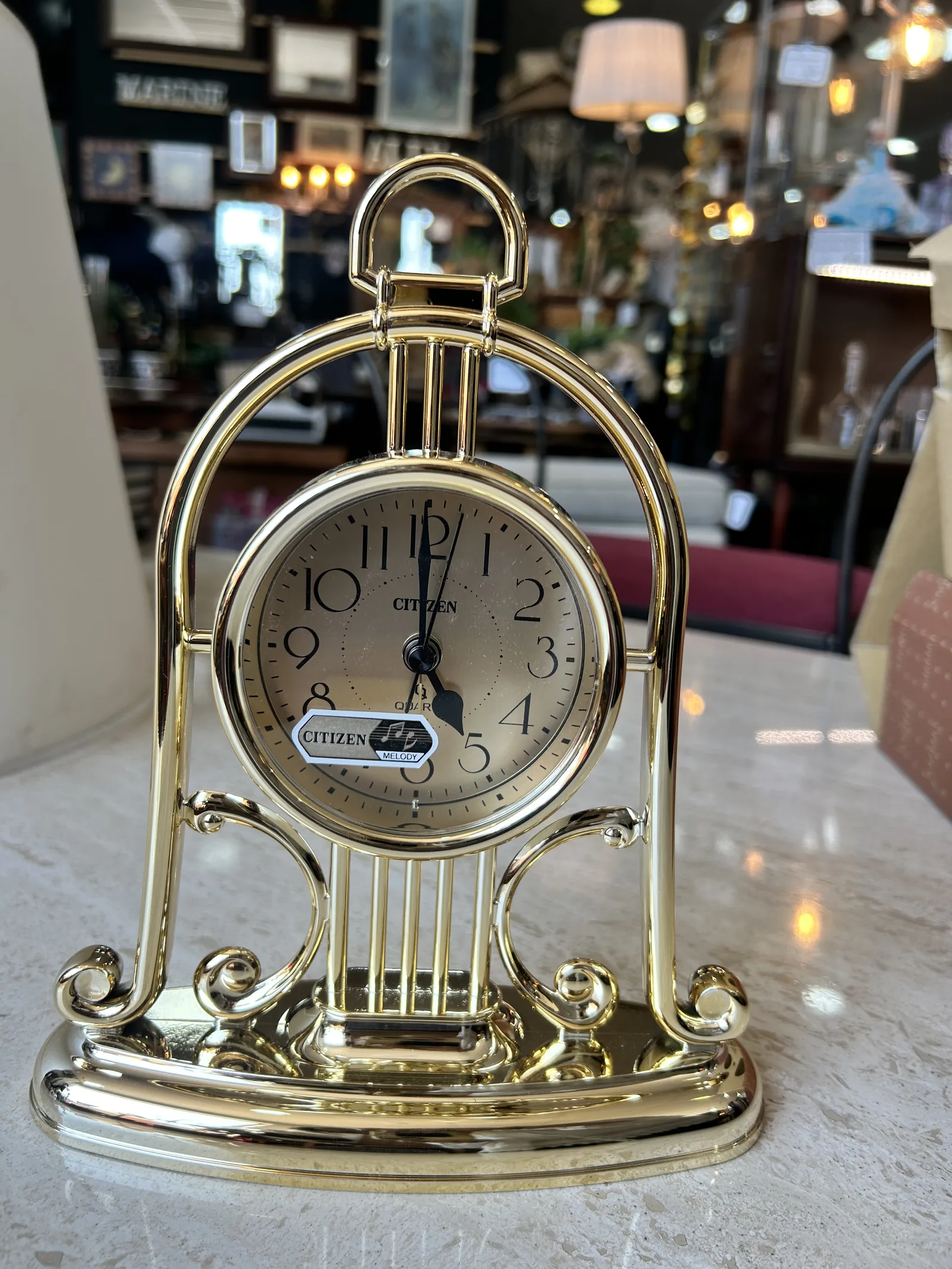 Reloj de sobremesa dorado marca CITIZEN nuevo