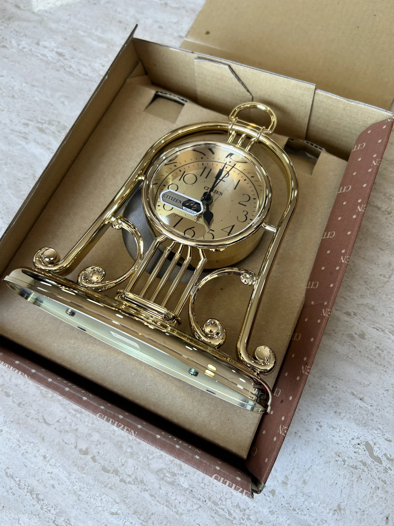 Reloj de sobremesa dorado marca CITIZEN nuevo - Imagen 6