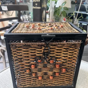 Caja de Mimbre Vintage con Cuentas