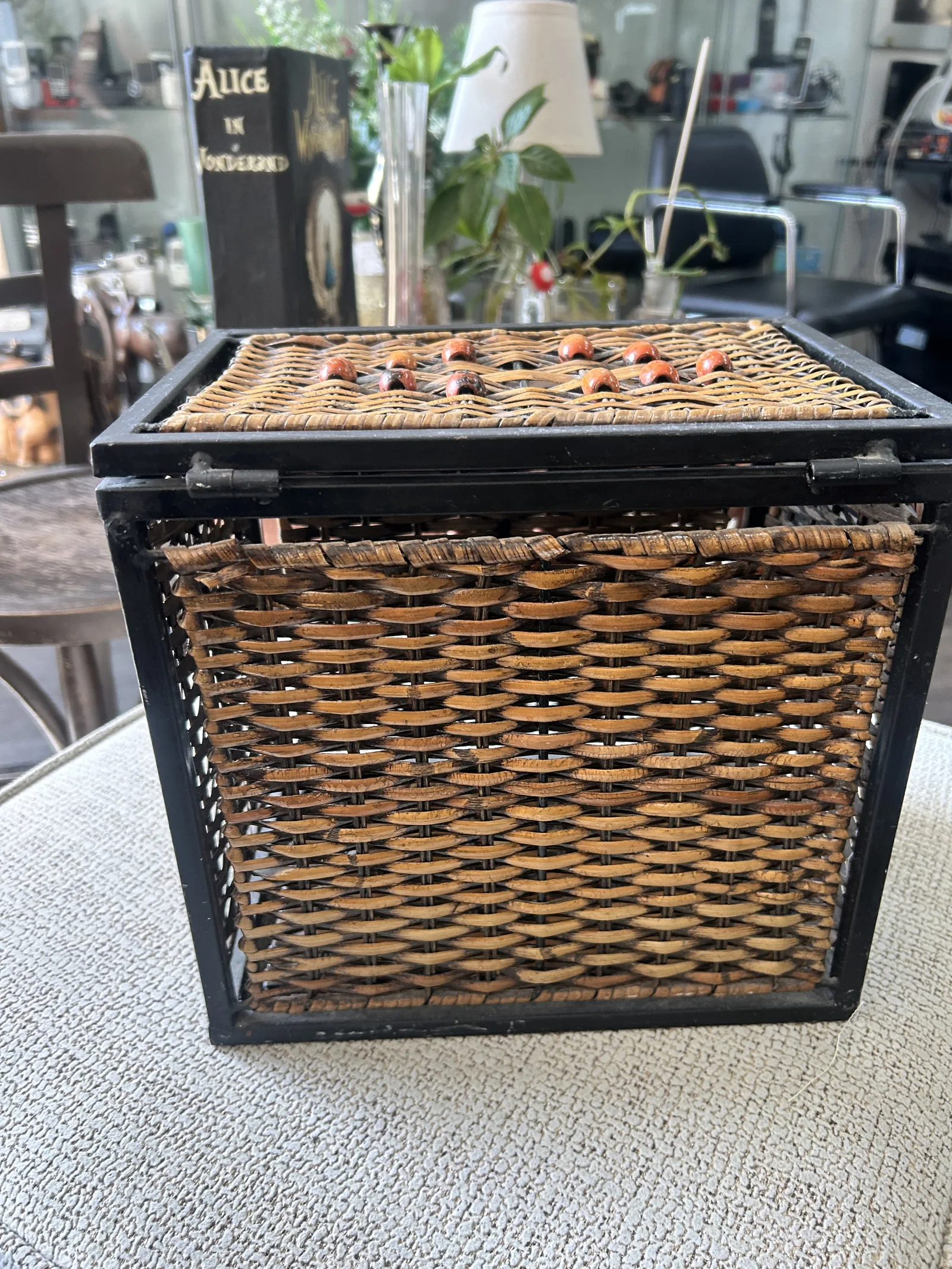 Caja de Mimbre Vintage con Cuentas - Imagen 4