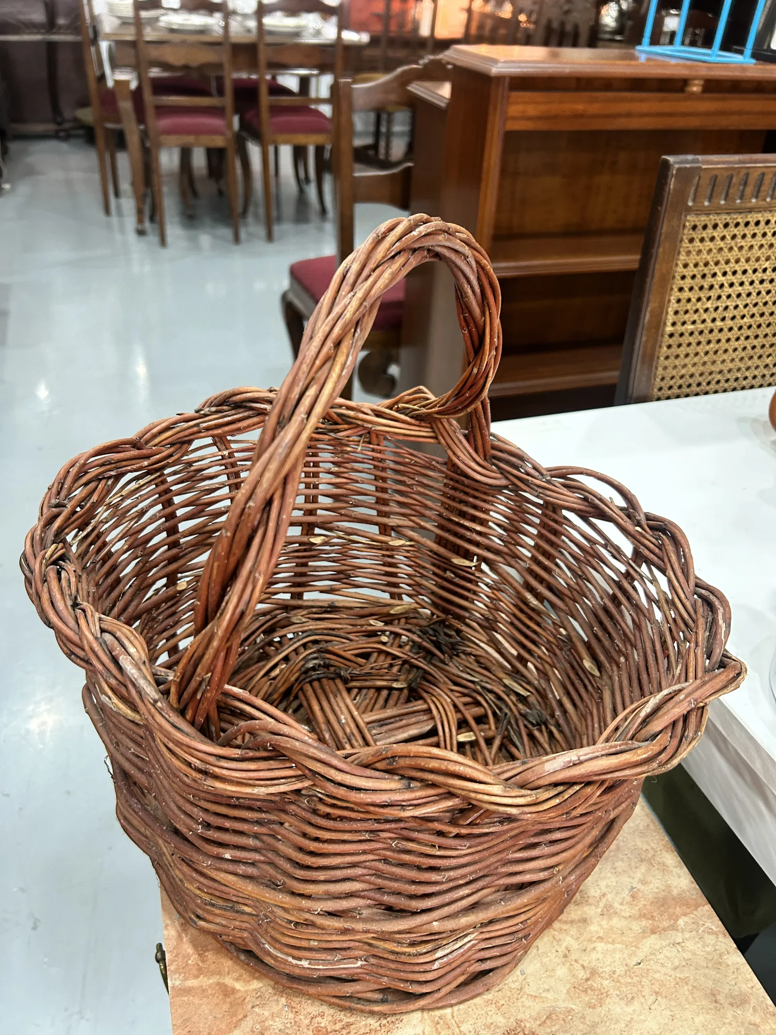 Cesta de mimbre rústica con asa grande - Imagen 3