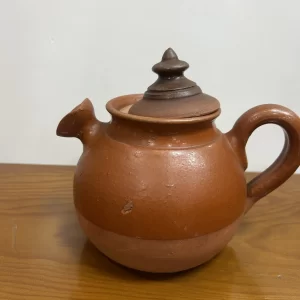 Tetera de barro tradicional con infusor