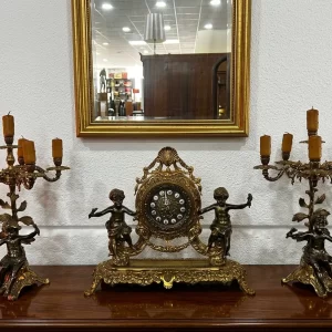 Conjunto reloj sobremesa y candelabros bronce