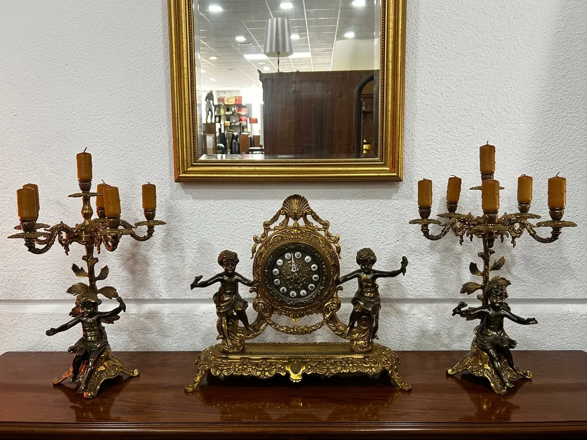 Conjunto reloj sobremesa y candelabros bronce