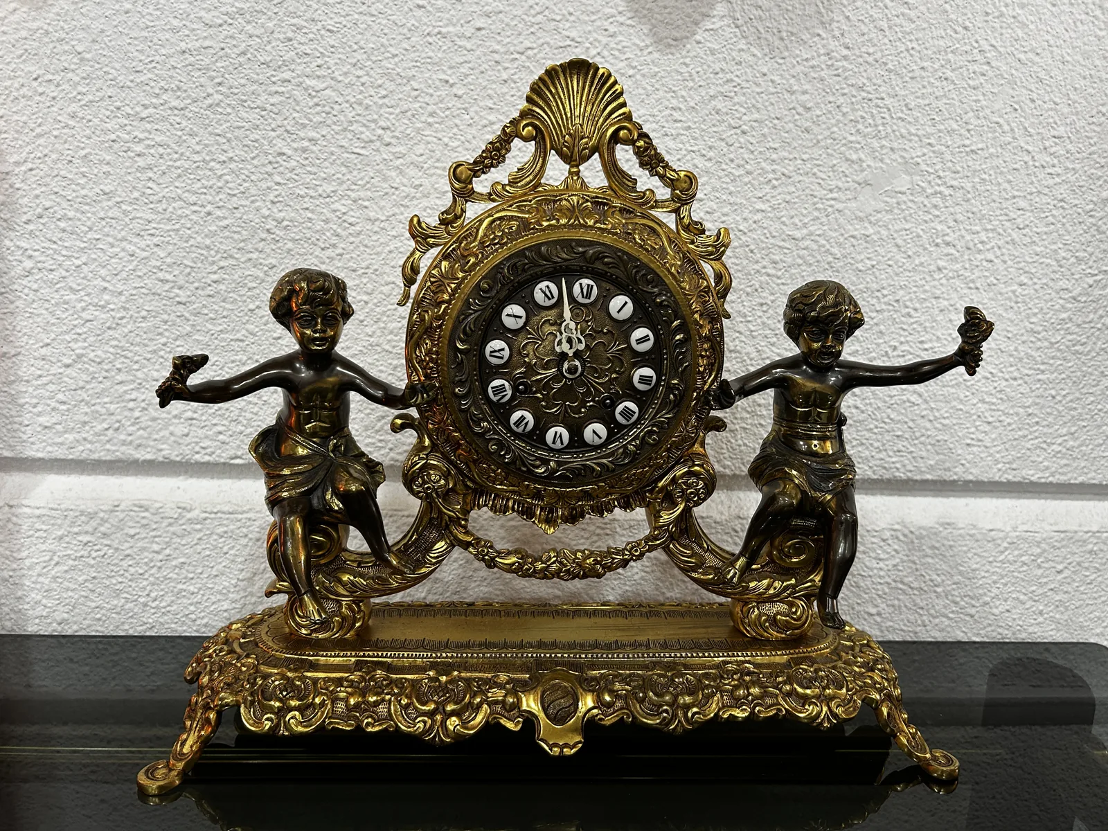 Conjunto reloj sobremesa y candelabros bronce - Imagen 3