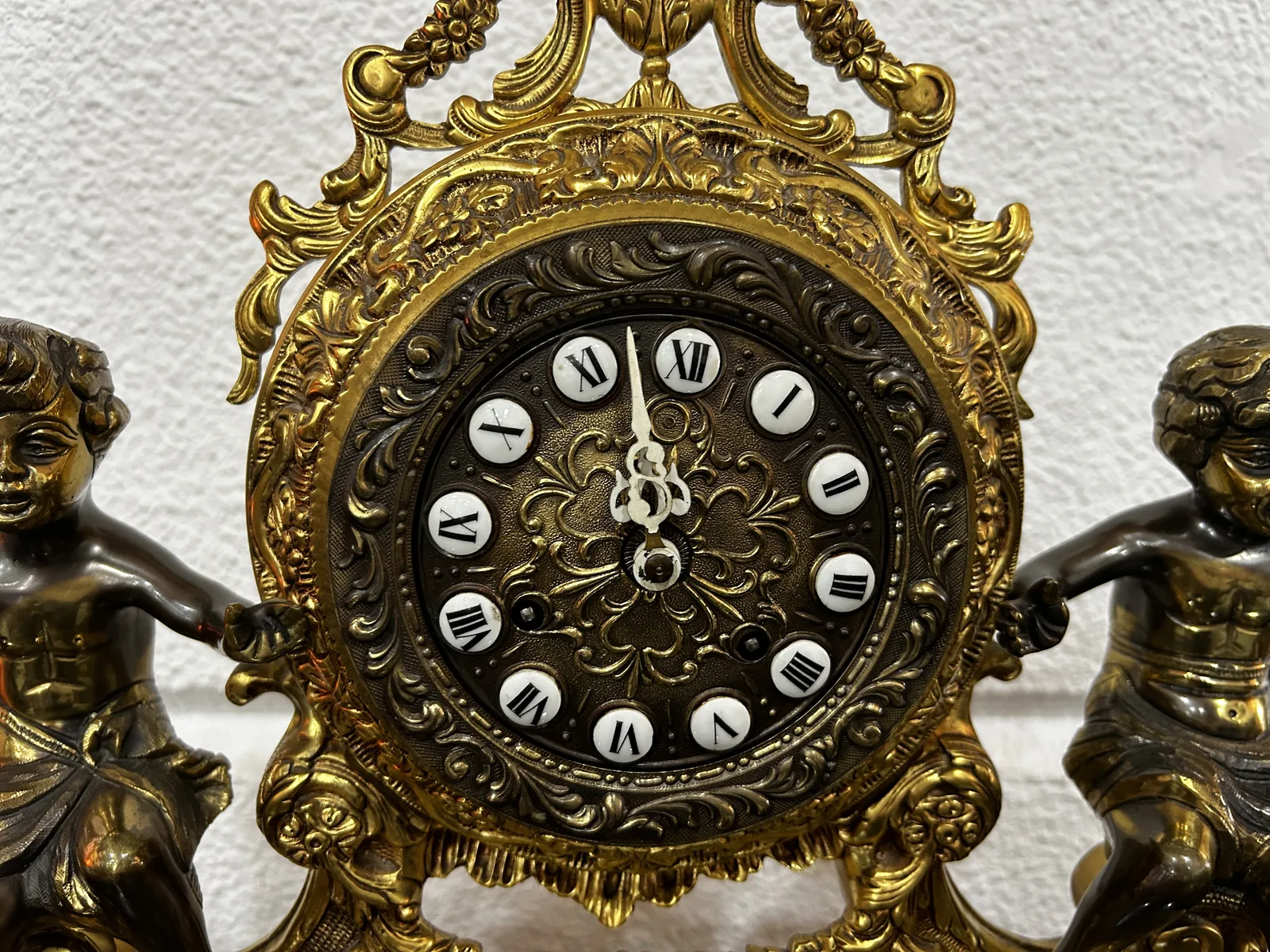 Conjunto reloj sobremesa y candelabros bronce - Imagen 4