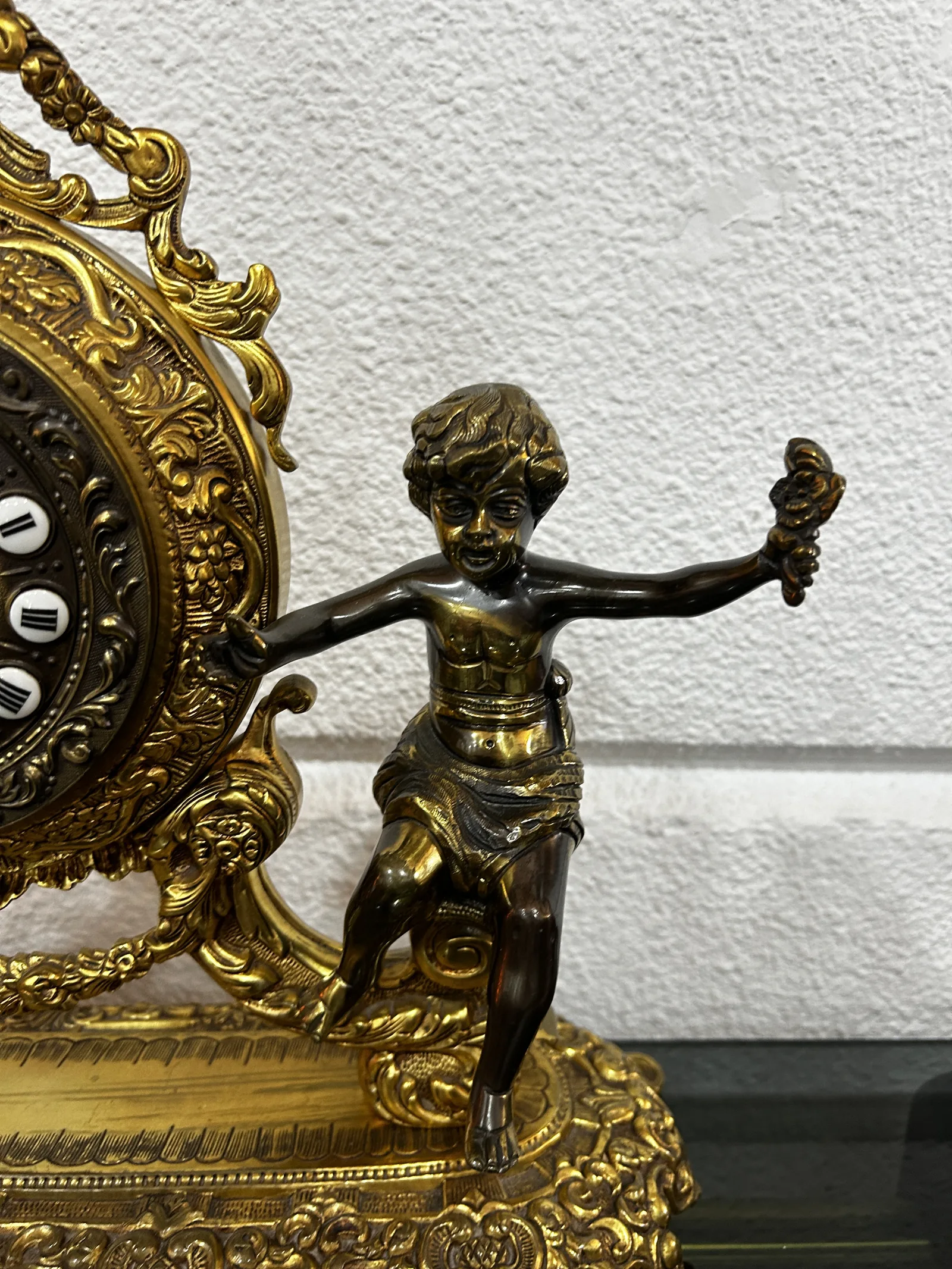 Conjunto reloj sobremesa y candelabros bronce - Imagen 5