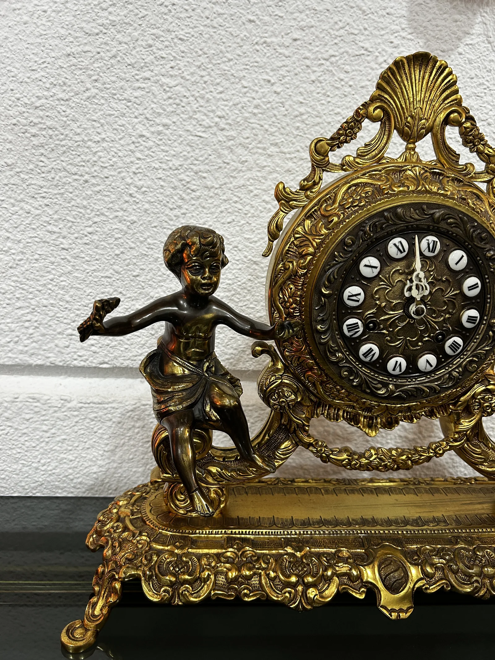 Conjunto reloj sobremesa y candelabros bronce - Imagen 6