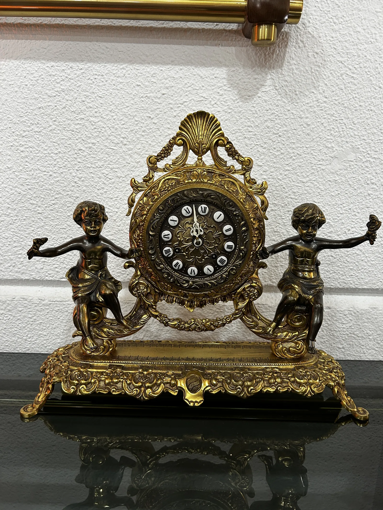 Conjunto reloj sobremesa y candelabros bronce - Imagen 7