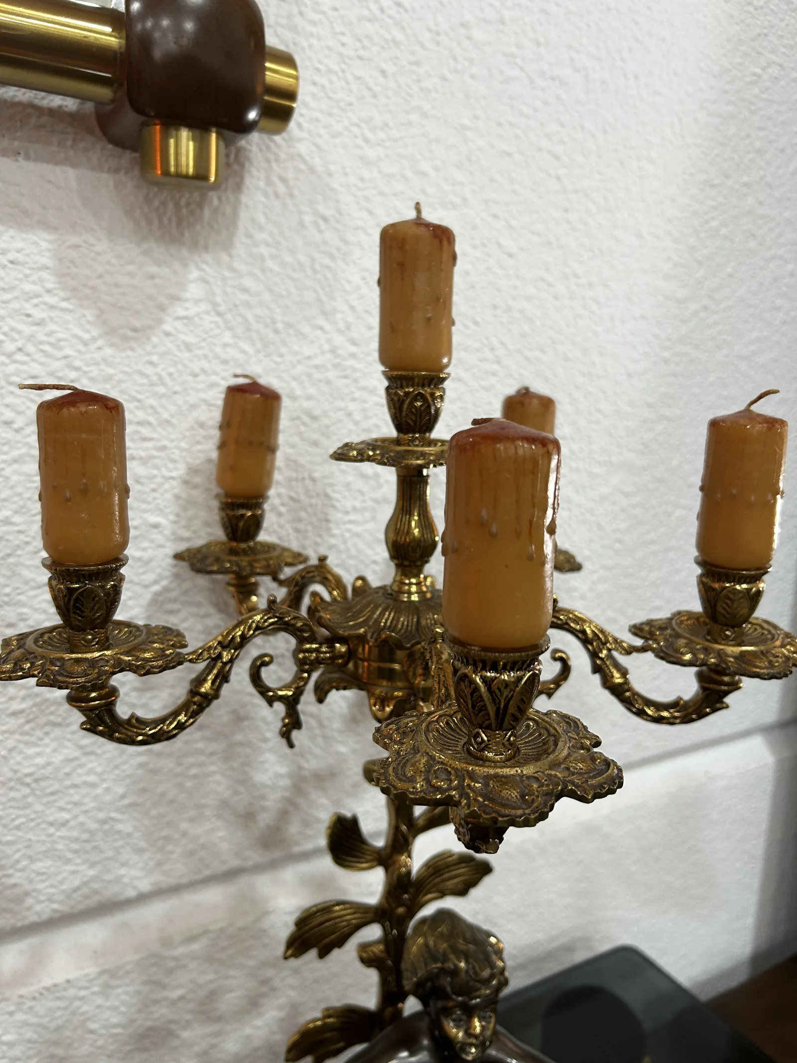 Conjunto reloj sobremesa y candelabros bronce - Imagen 11