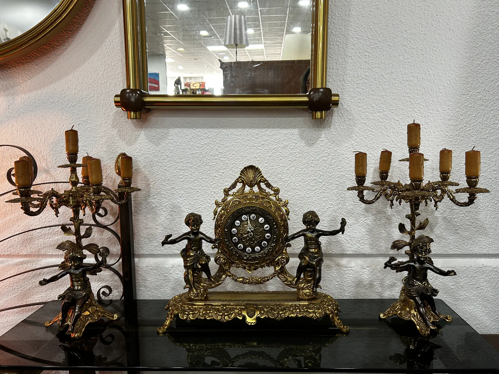 Conjunto reloj sobremesa y candelabros bronce - Imagen 13