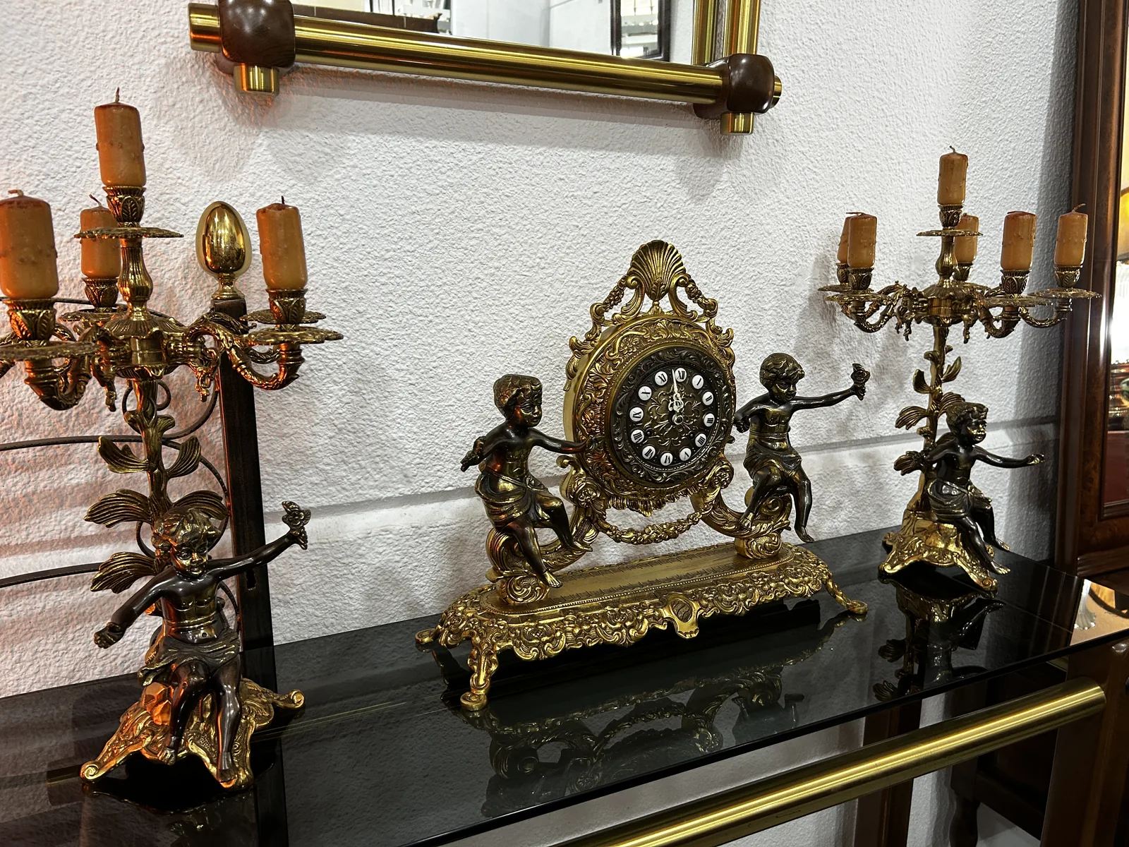 Conjunto reloj sobremesa y candelabros bronce - Imagen 14