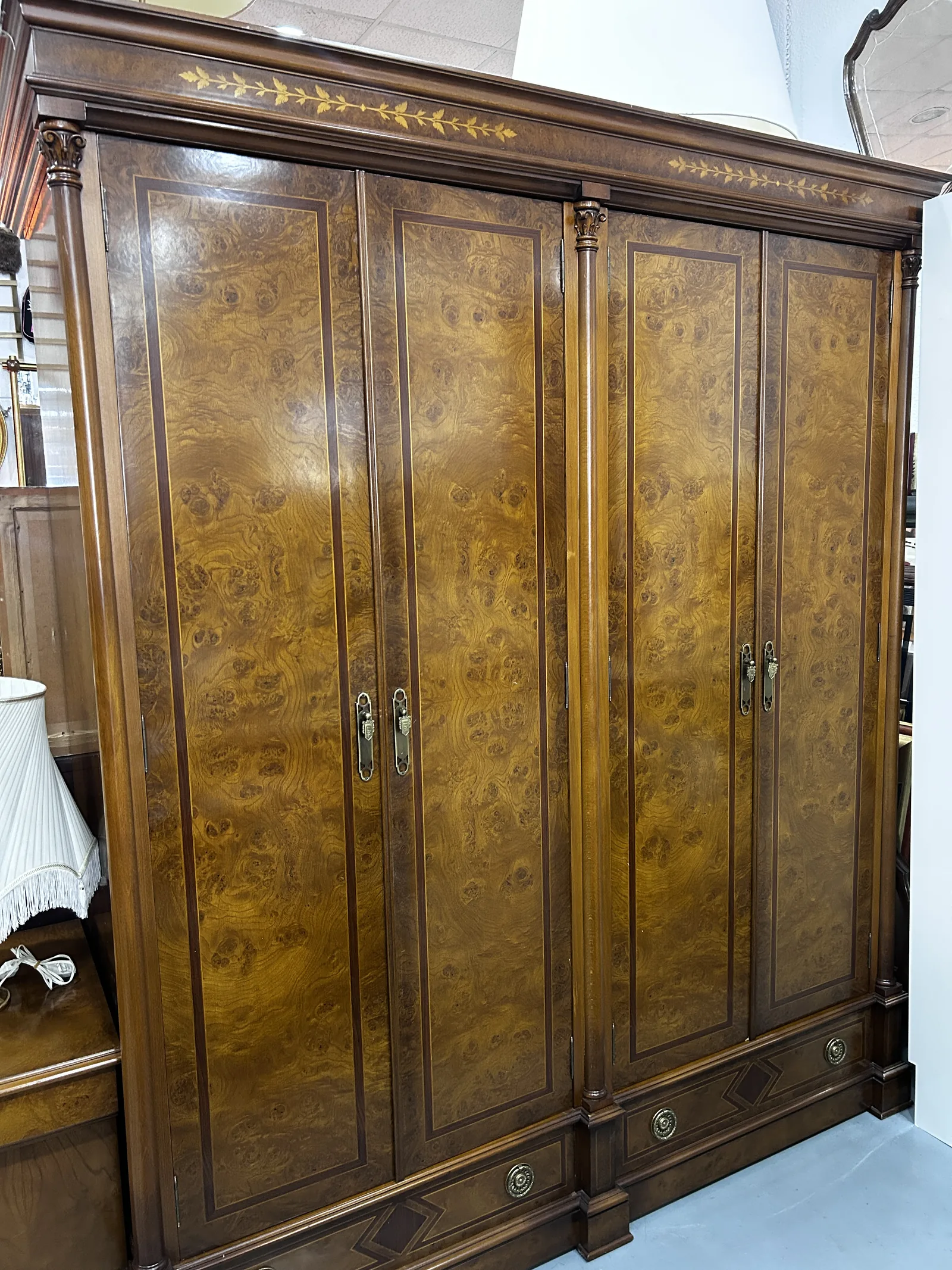 Armario antiguo de raíz con cajoneras interiores - Imagen 3