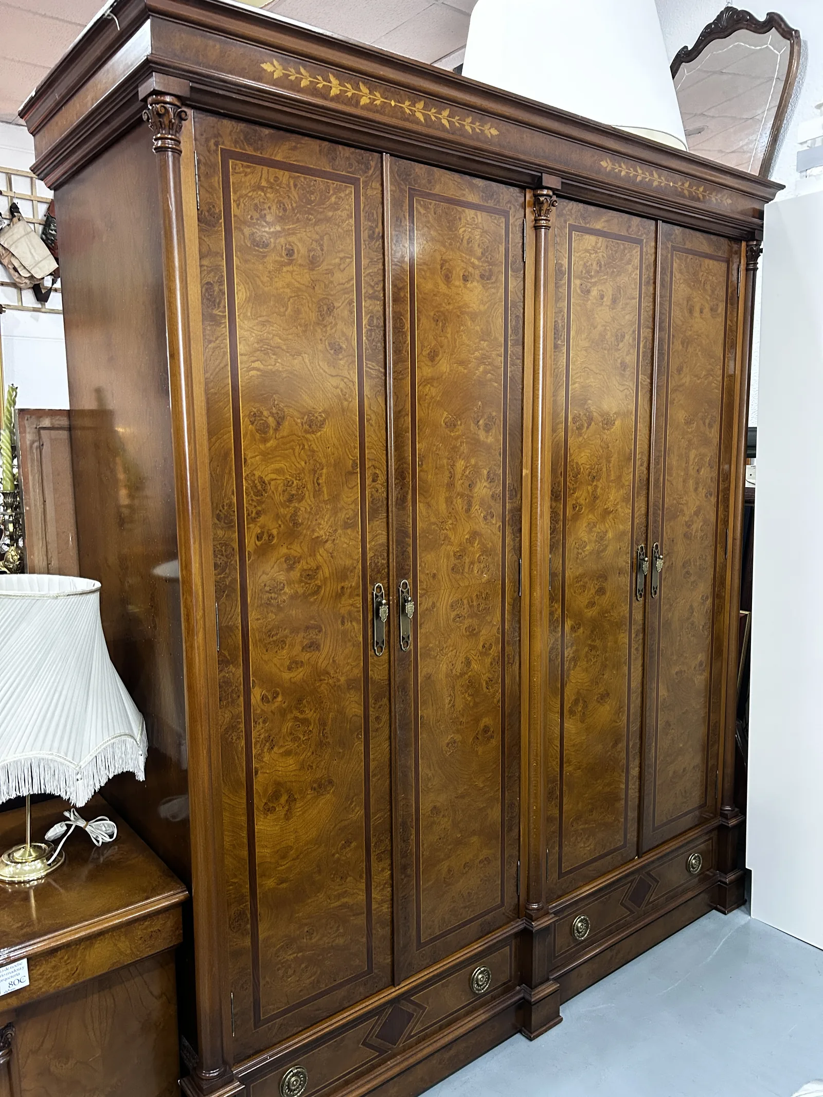 Armario antiguo de raíz con cajoneras interiores - Imagen 4