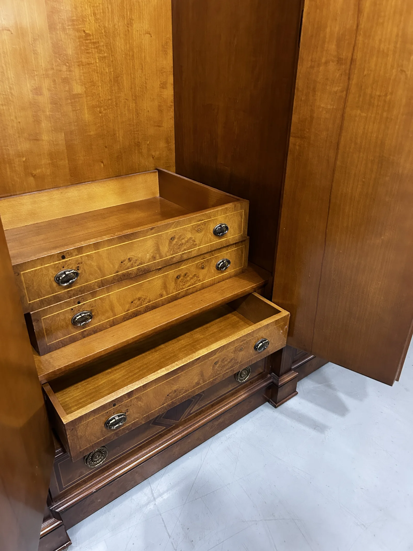 Armario antiguo de raíz con cajoneras interiores - Imagen 5