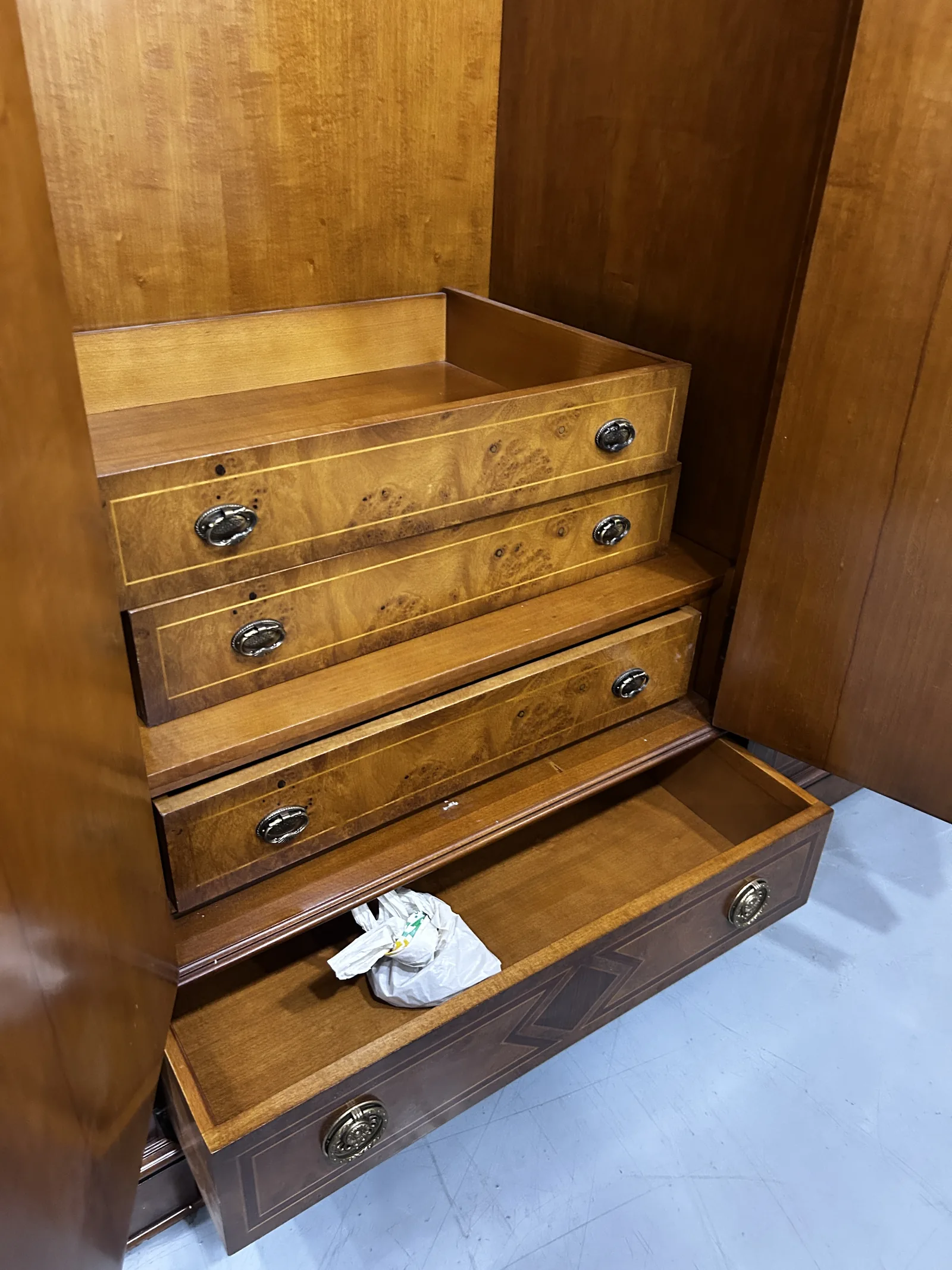 Armario antiguo de raíz con cajoneras interiores - Imagen 6