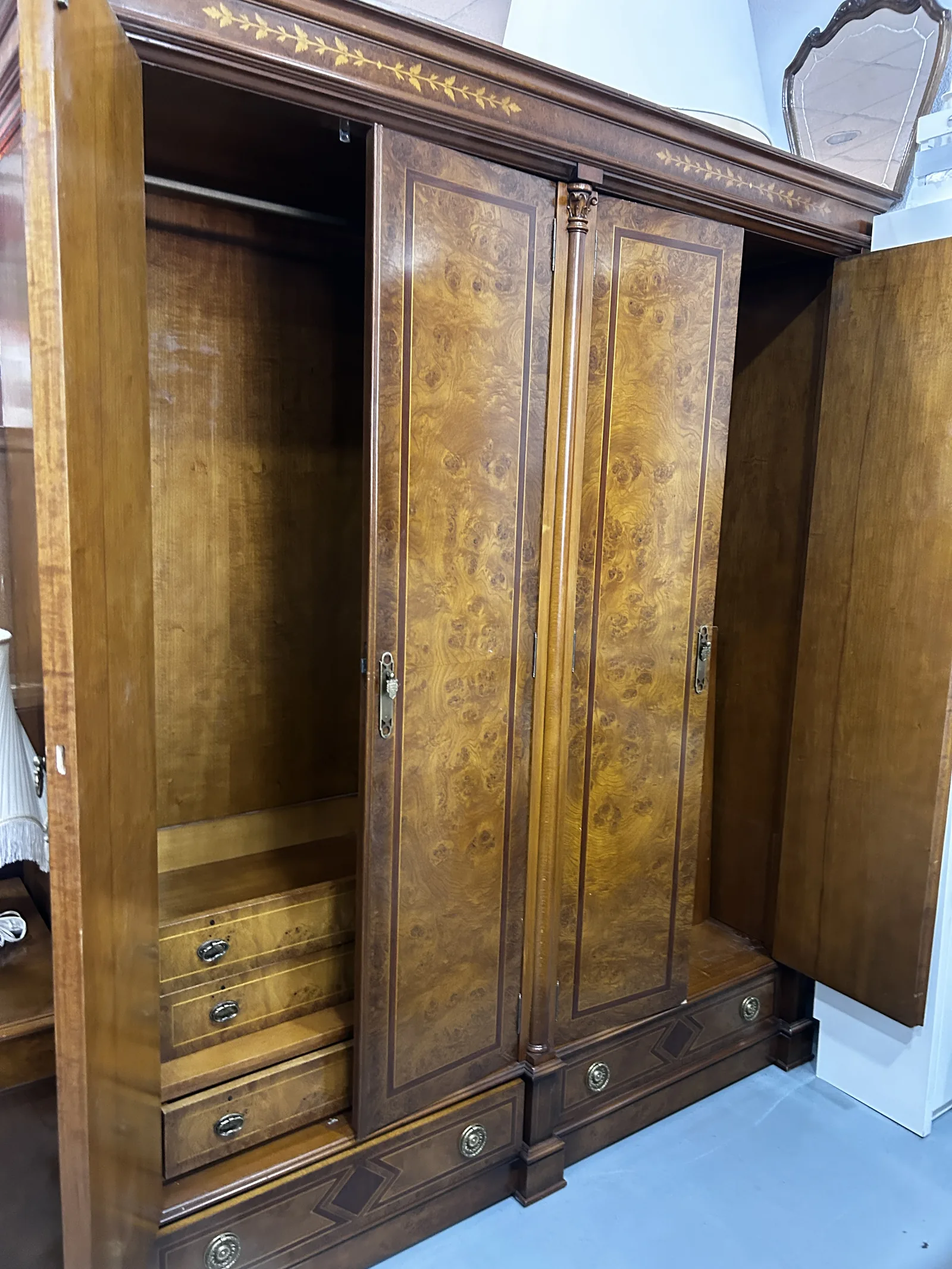 Armario antiguo de raíz con cajoneras interiores - Imagen 8