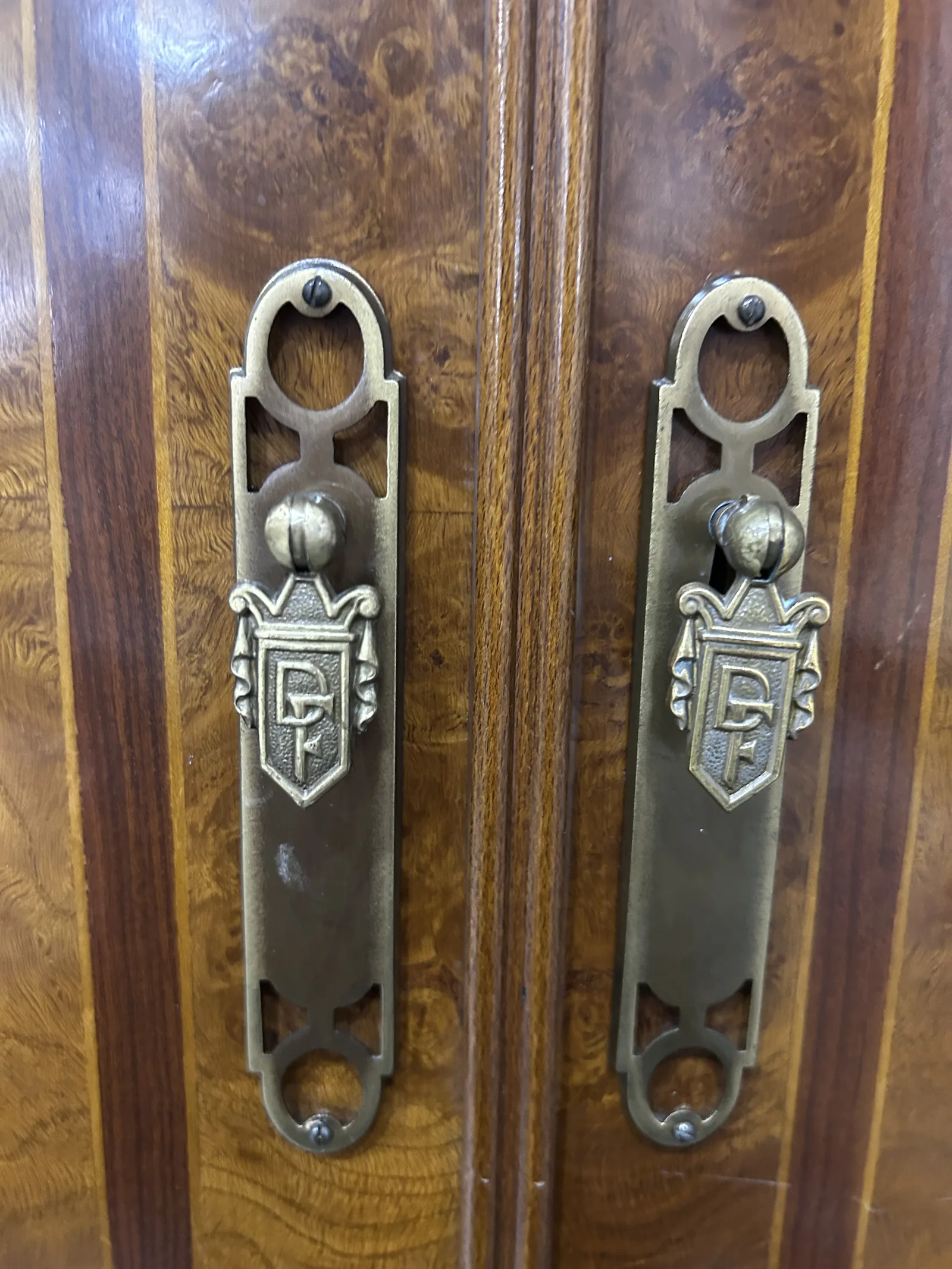 Armario antiguo de raíz con cajoneras interiores - Imagen 9