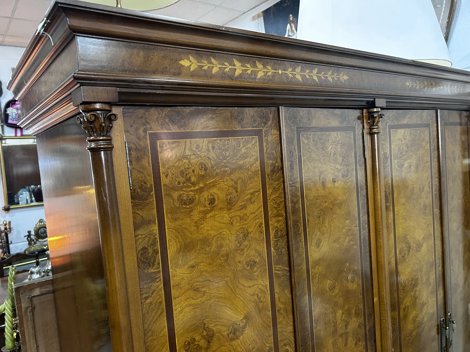 Armario antiguo de raíz con cajoneras interiores - Imagen 10