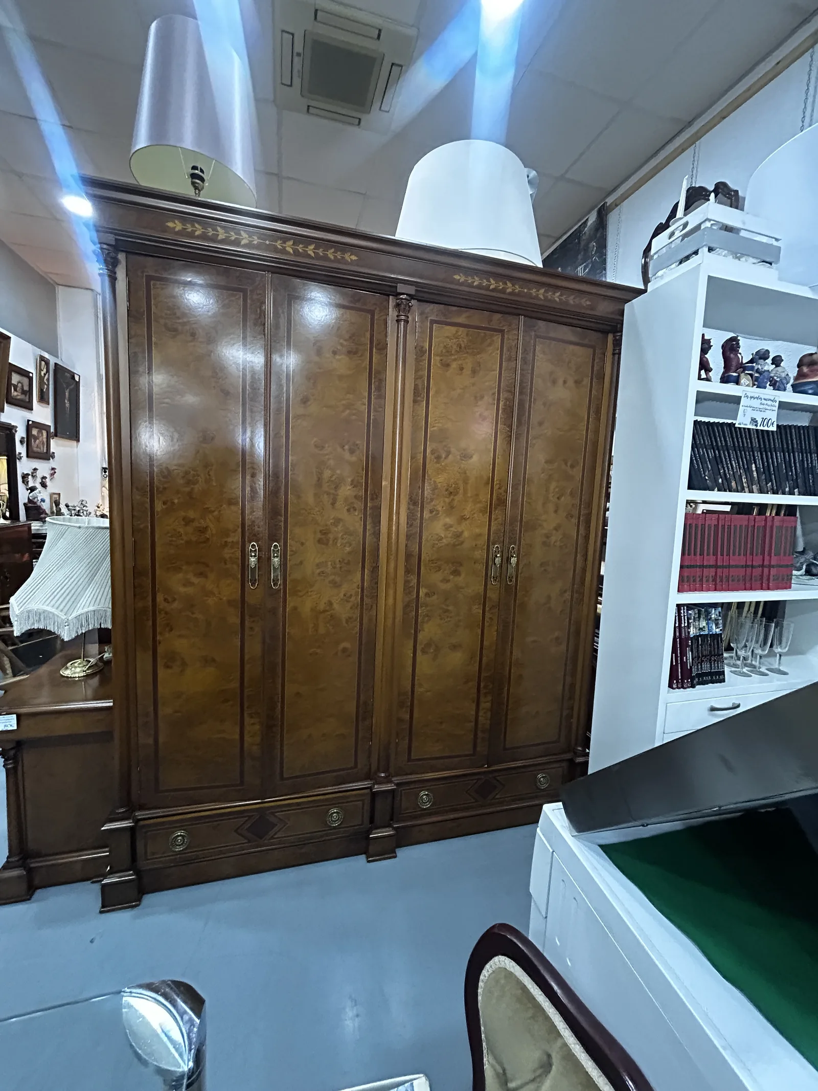 Armario antiguo de raíz con cajoneras interiores - Imagen 11