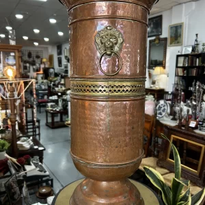 Paragüero antiguo cobre martillado y latón