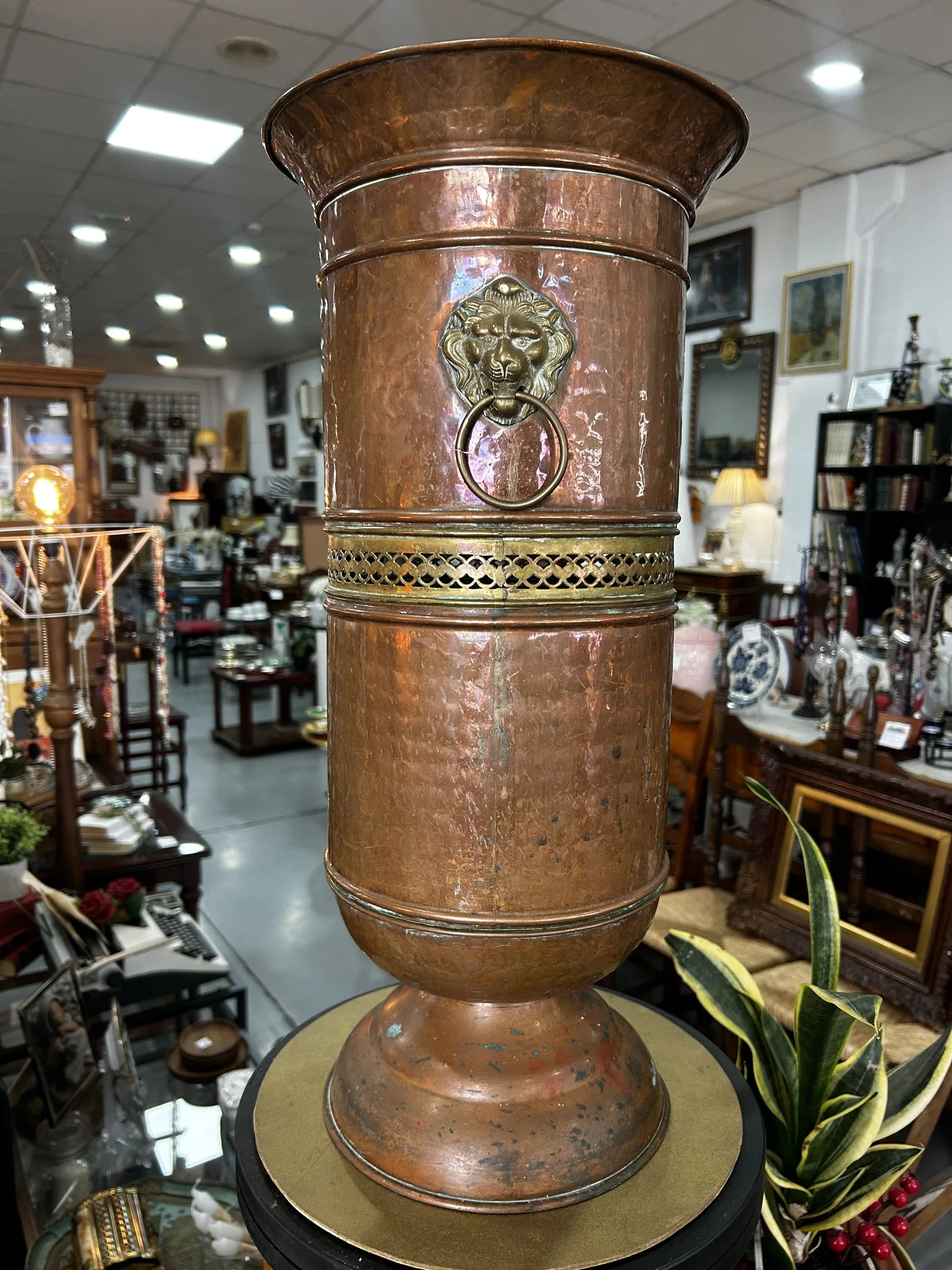 Paragüero antiguo cobre martillado y latón