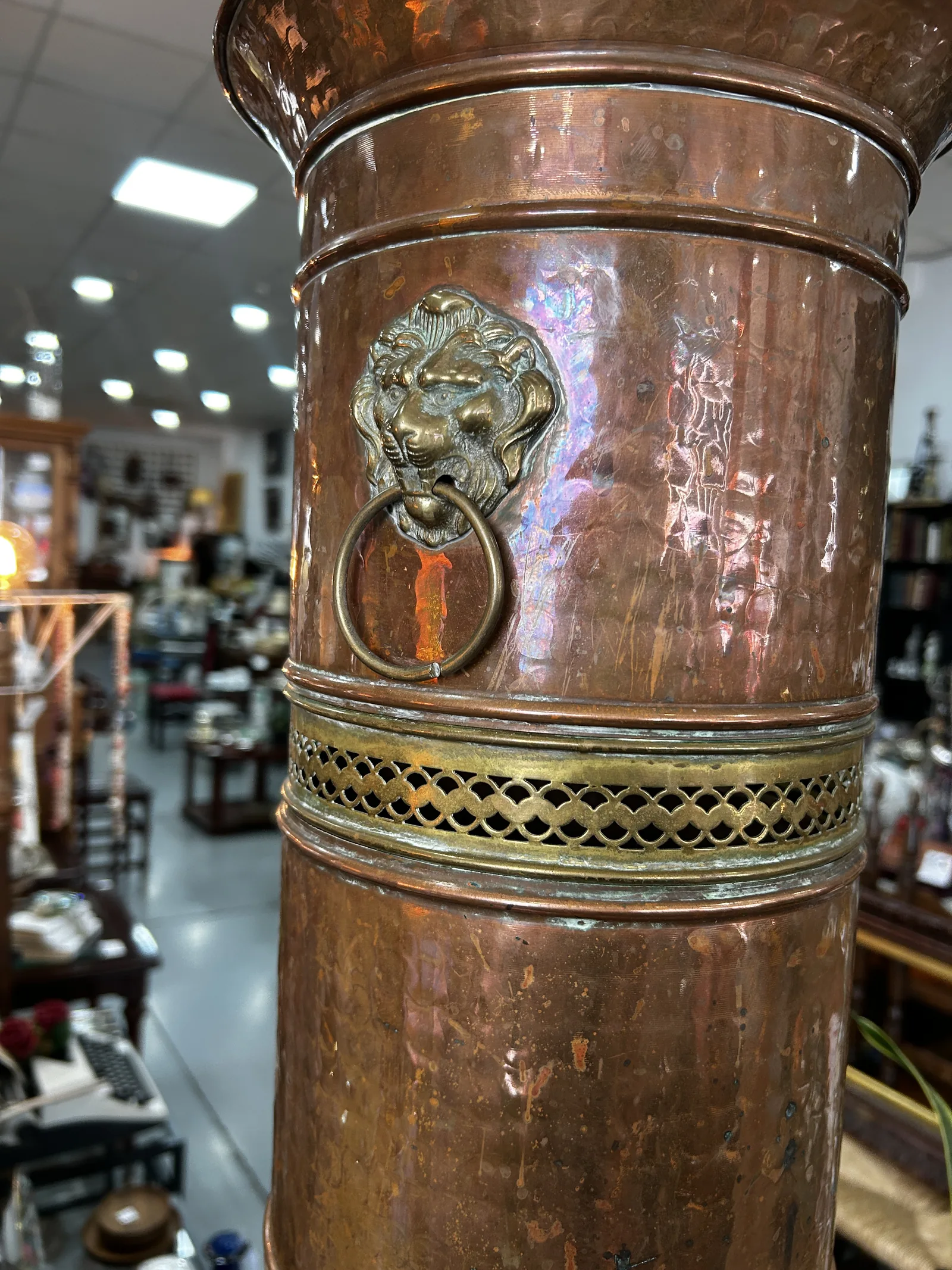 Paragüero antiguo cobre martillado y latón - Imagen 5