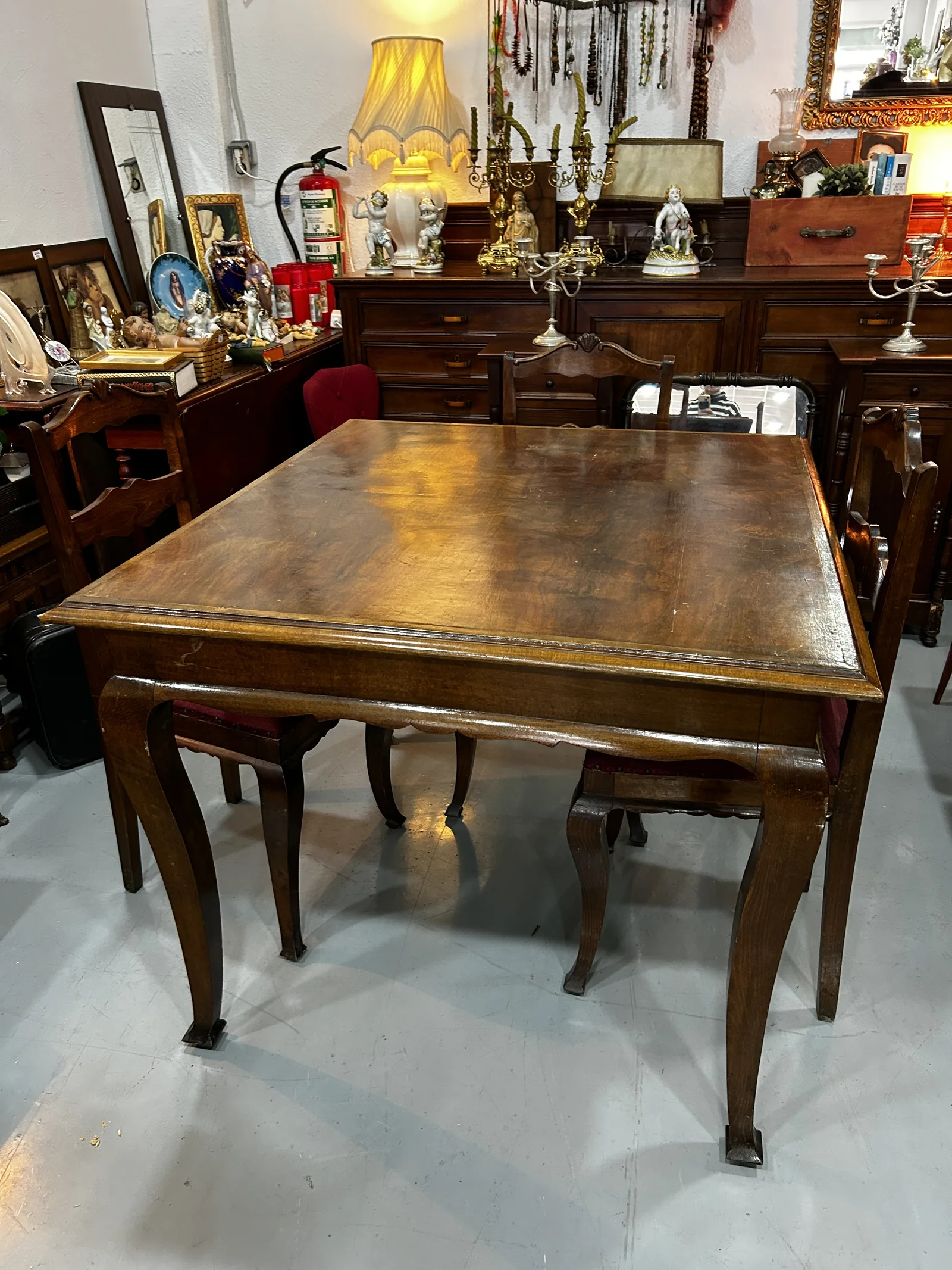 Mesa cuadrada de comedor – estilo clásico madera - Imagen 2