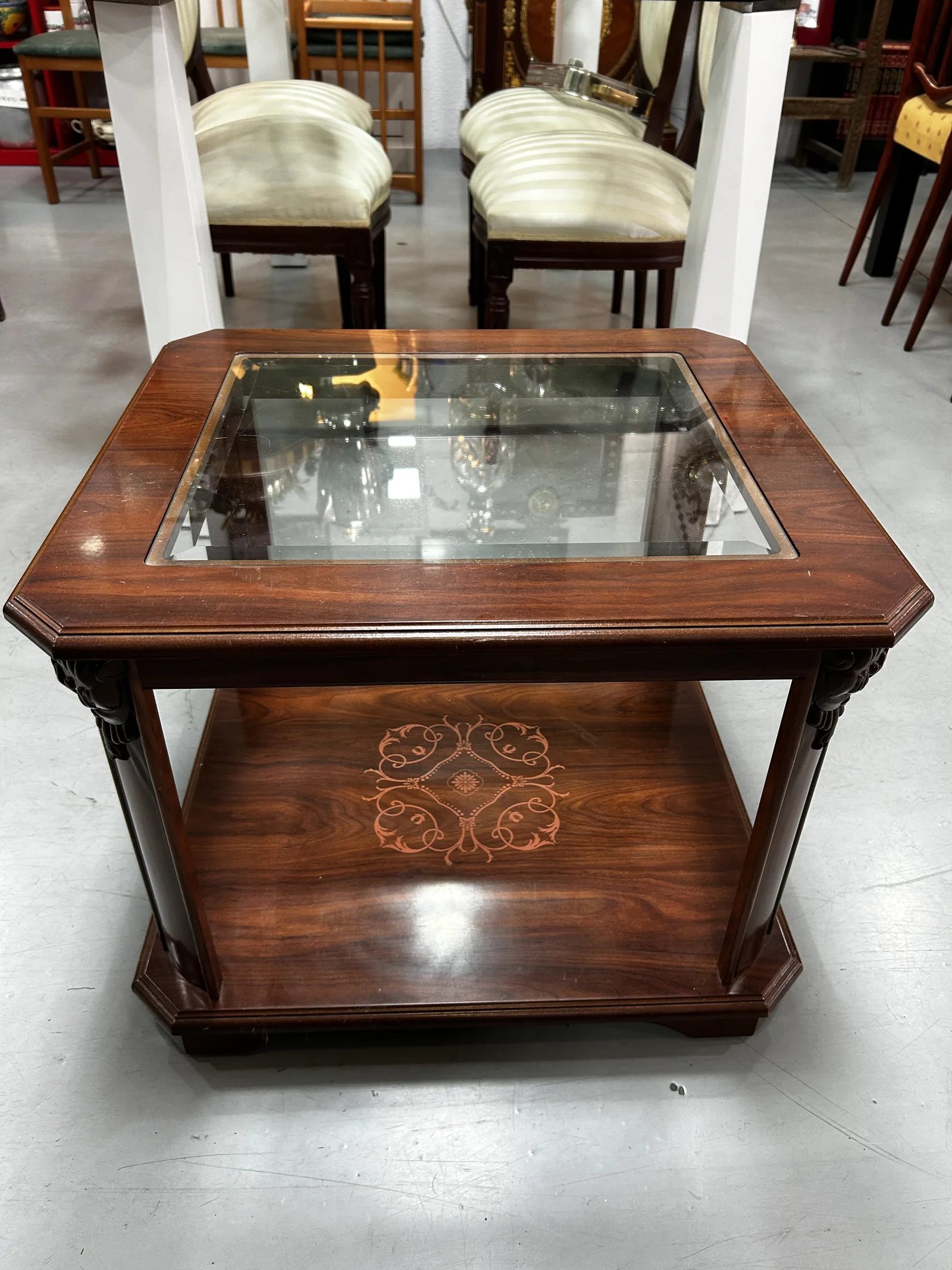 Mesa vintage de madera con tapa de cristal - Imagen 2