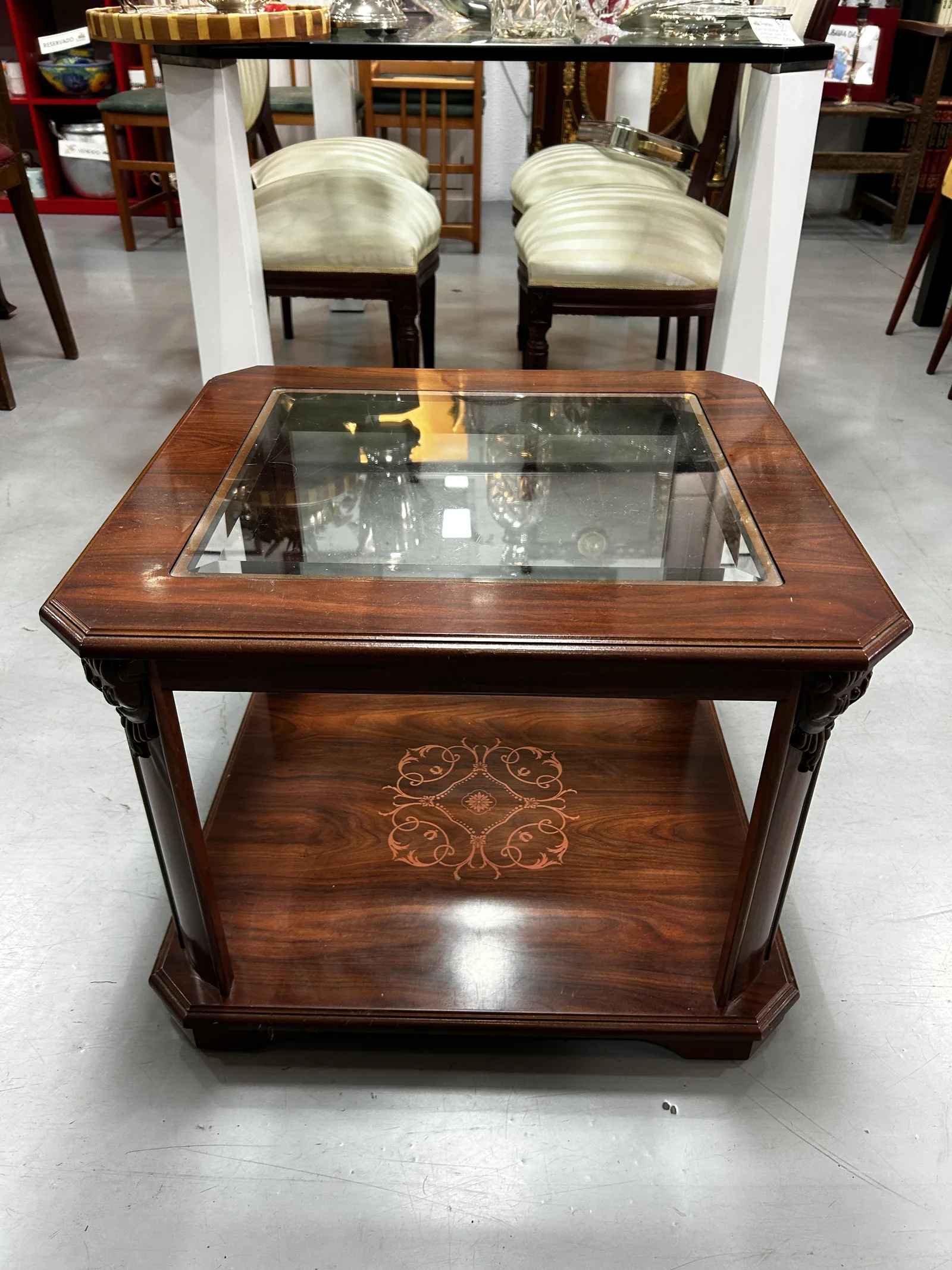 Mesa vintage de madera con tapa de cristal - Imagen 3