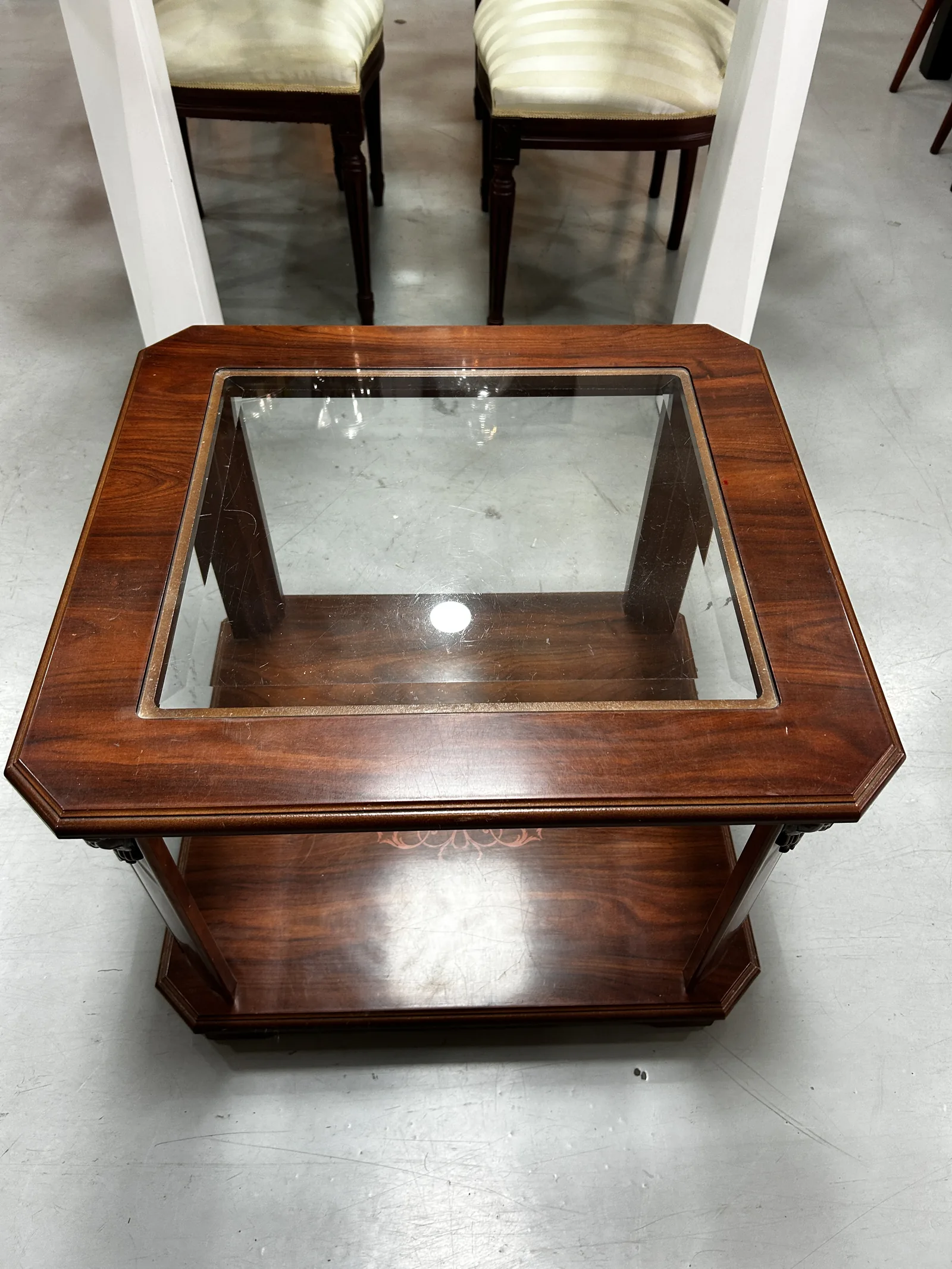 Mesa vintage de madera con tapa de cristal - Imagen 4