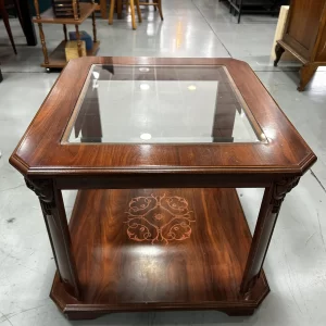 Mesa vintage de madera con tapa de cristal