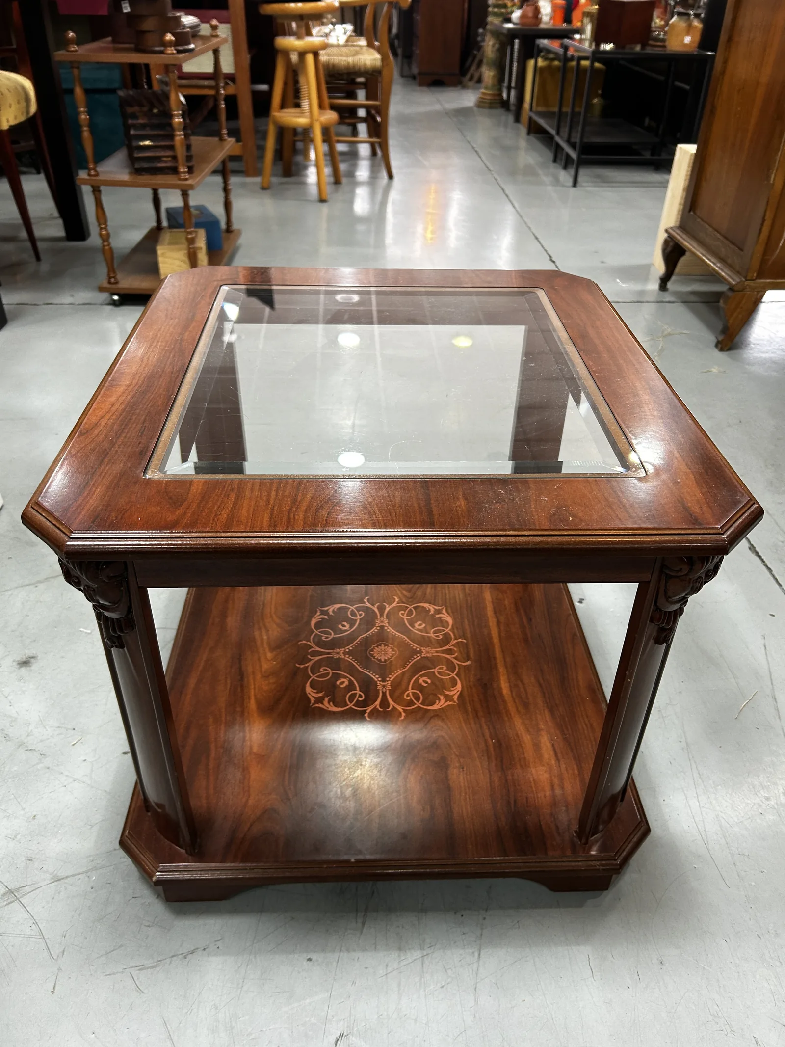 Mesa vintage de madera con tapa de cristal